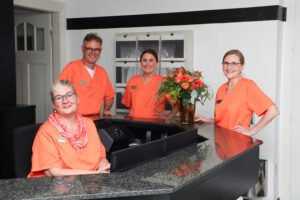 Unser Team in der Zahnarztpraxis Muenster am Empfangstresen